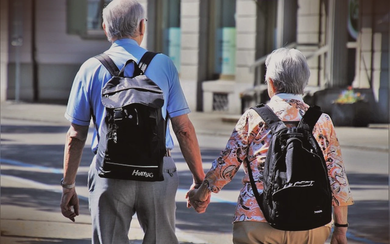 Retired couple on the beach for Brazilian retiree visa service